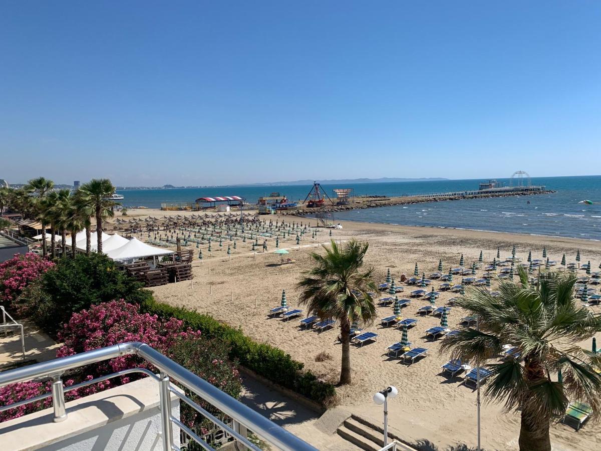 Wave Beachfront Apartments Dıraç Dış mekan fotoğraf