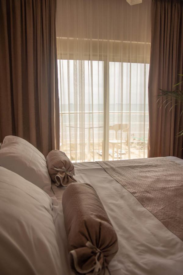 Wave Beachfront Apartments Dıraç Dış mekan fotoğraf