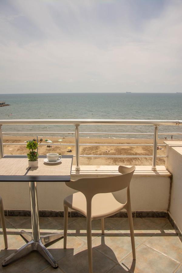 Wave Beachfront Apartments Dıraç Dış mekan fotoğraf