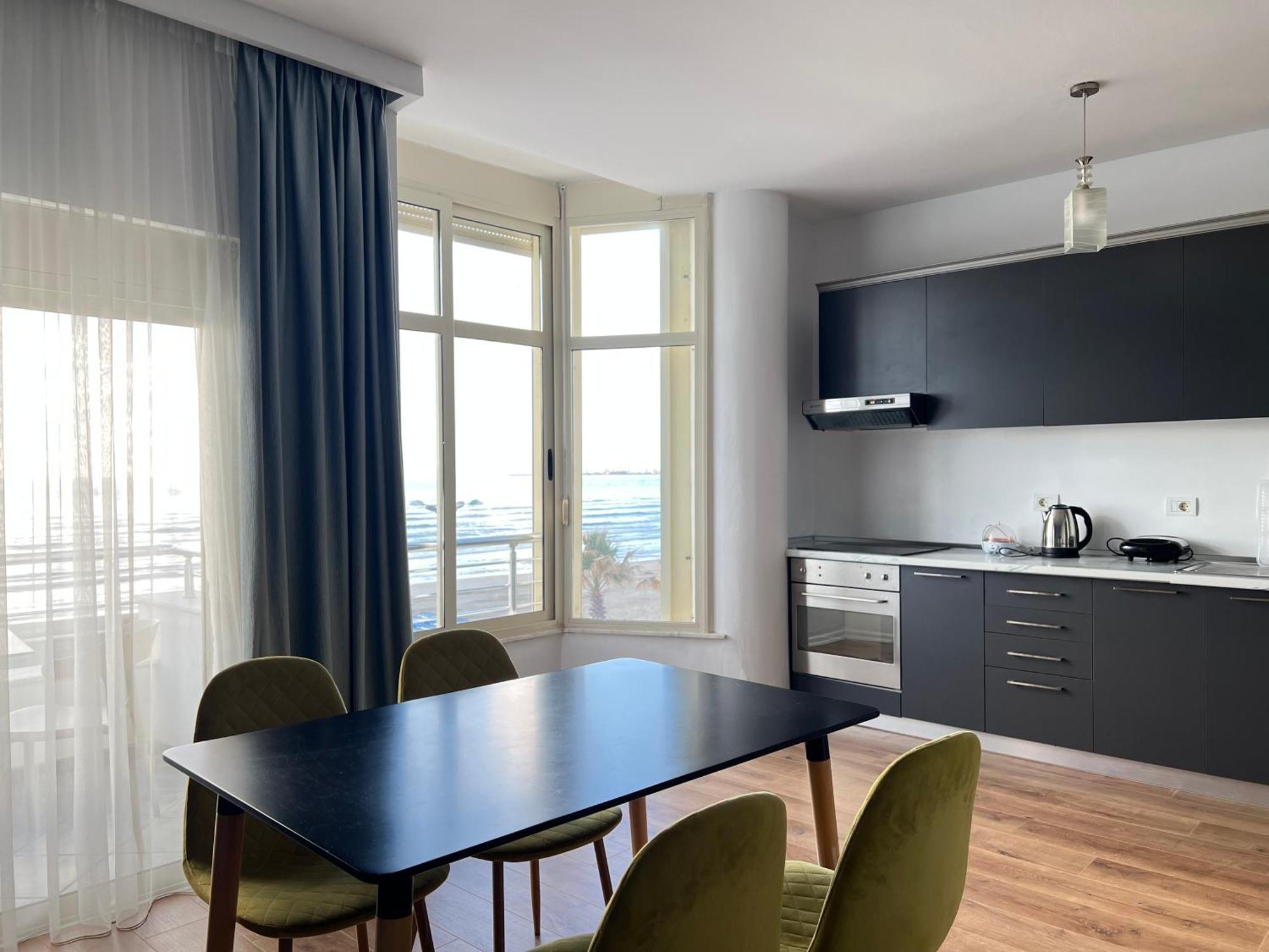 Wave Beachfront Apartments Dıraç Dış mekan fotoğraf