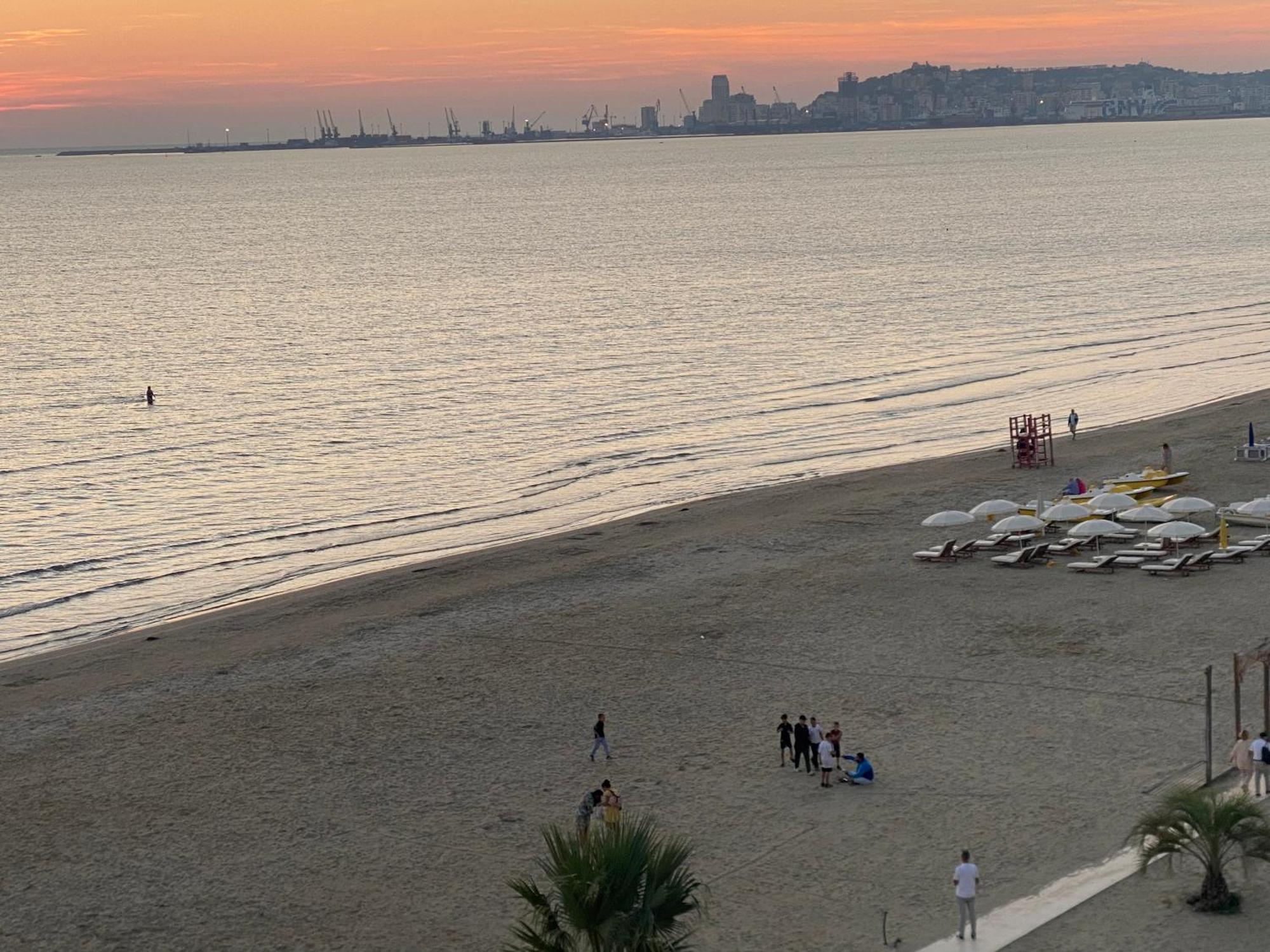 Wave Beachfront Apartments Dıraç Dış mekan fotoğraf