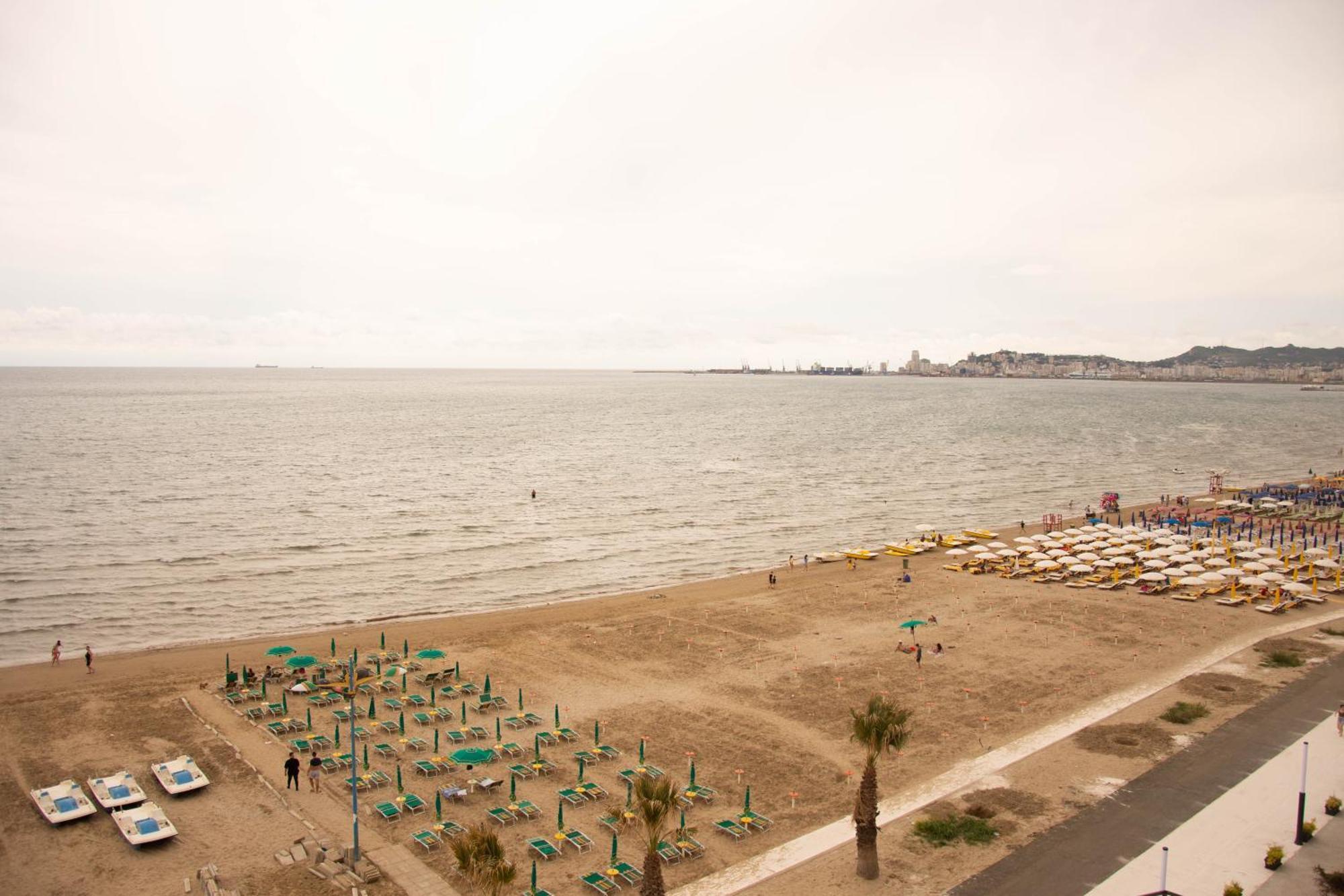 Wave Beachfront Apartments Dıraç Dış mekan fotoğraf